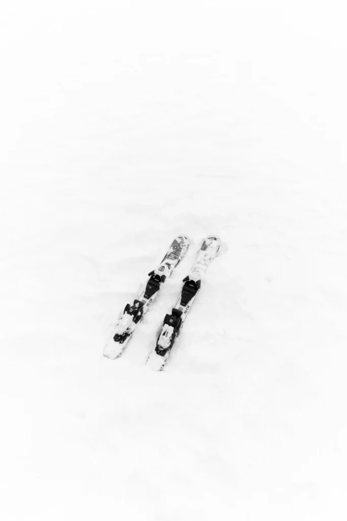 Kleine skis in de sneeuw