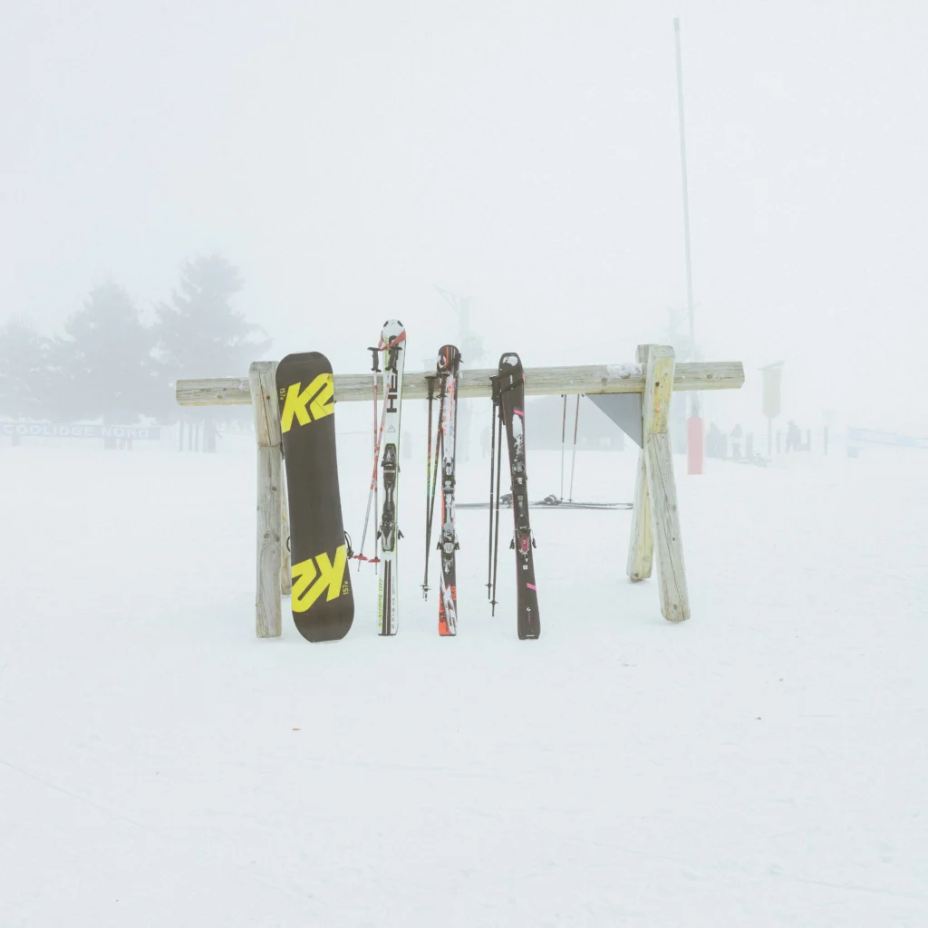 skis en snowboard op mistige piste 