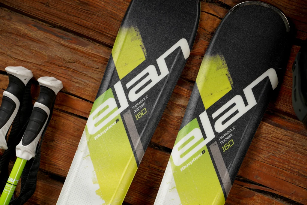 gele skis houten achtergrond